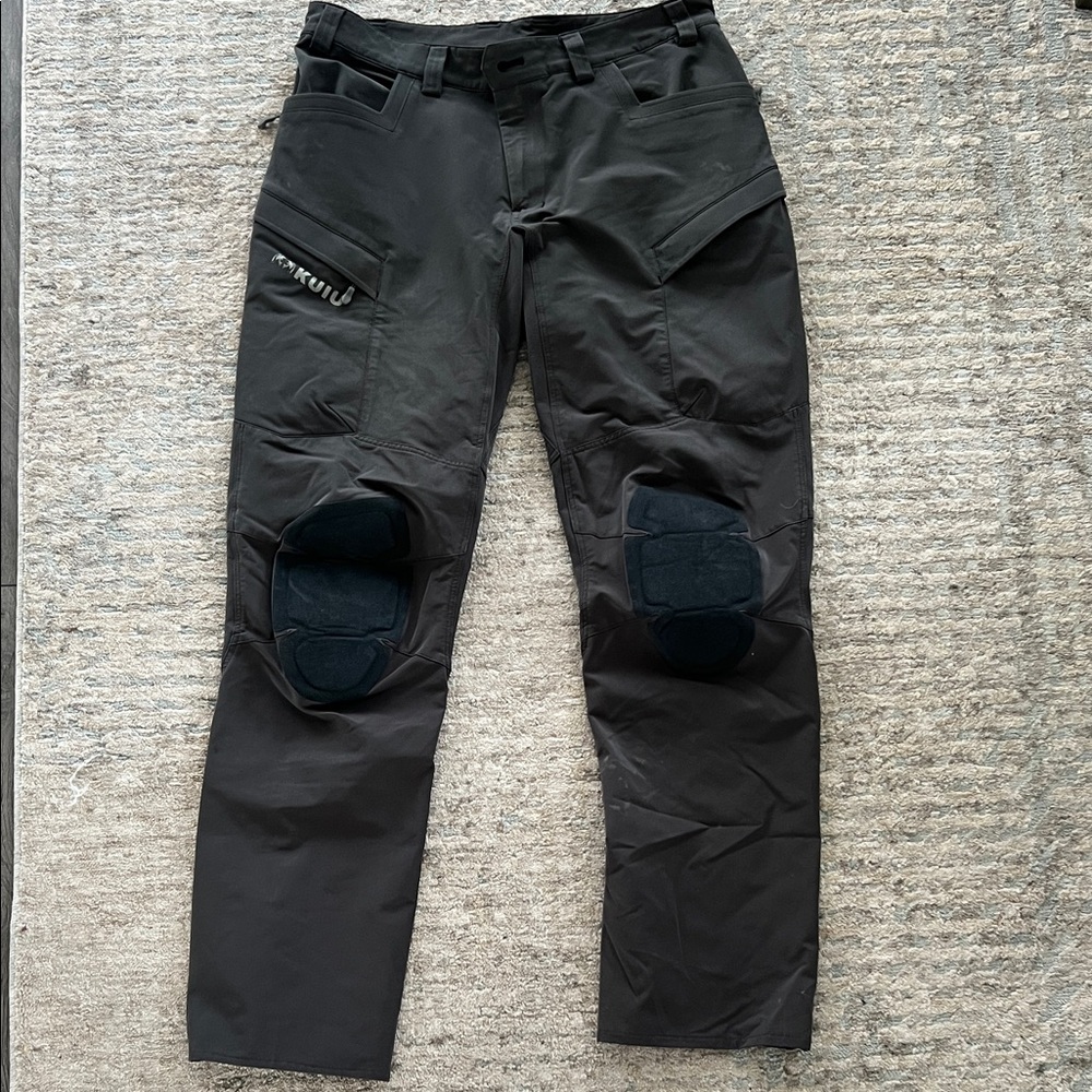 KUIU Men's Dark Gray Cargo Pants
